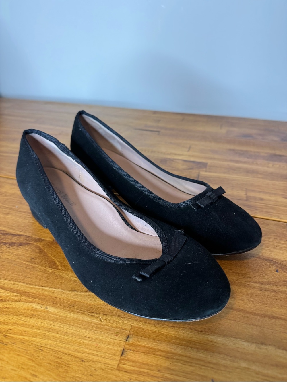 Taryn Rose Black Suede Leather Round Toe Bow Block Heels Size 9